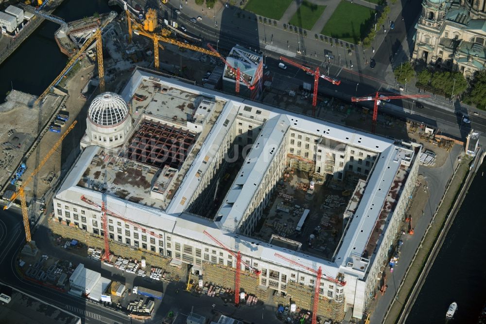 Berlin aus der Vogelperspektive: Umgestaltung des Schlossplatz durch die Baustelle zum Neubau des Humboldt - Forums in Berlin - Mitte