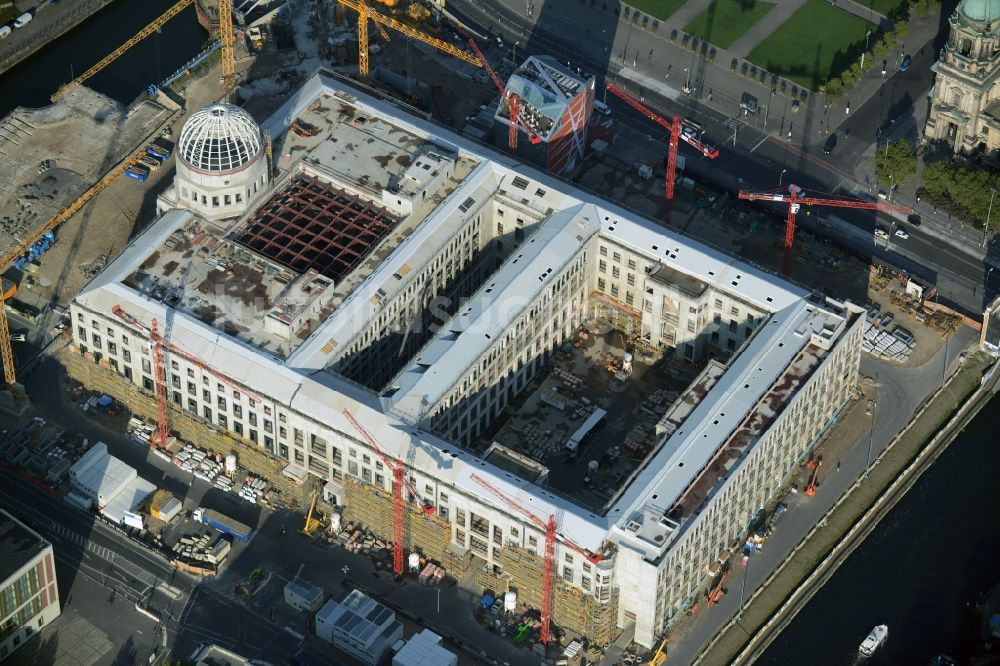 Luftbild Berlin - Umgestaltung des Schlossplatz durch die Baustelle zum Neubau des Humboldt - Forums in Berlin - Mitte