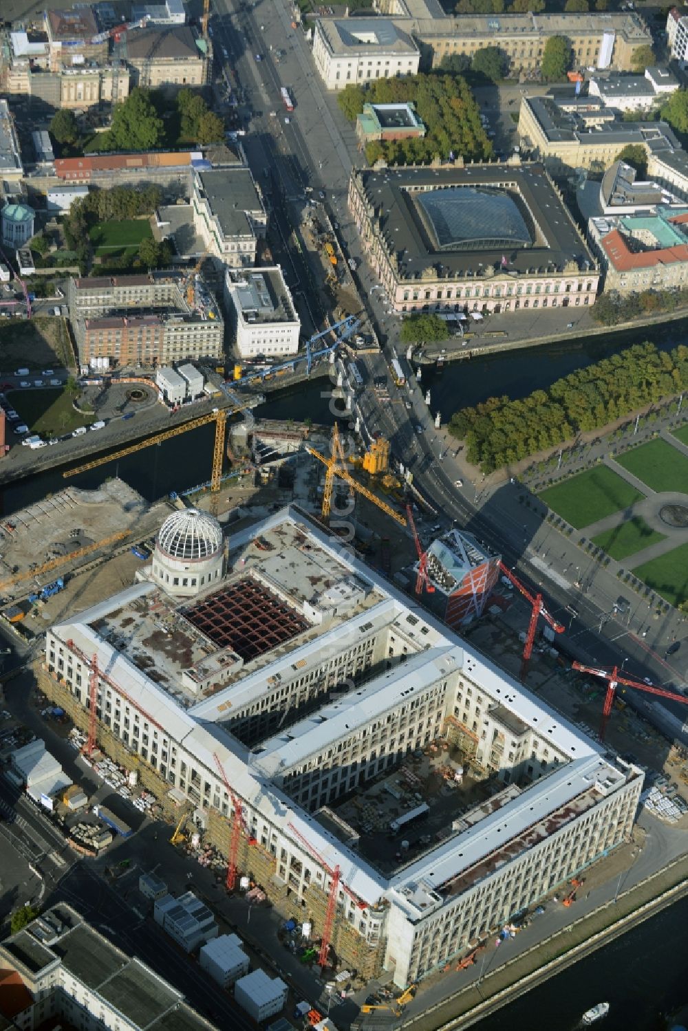 Luftaufnahme Berlin - Umgestaltung des Schlossplatz durch die Baustelle zum Neubau des Humboldt - Forums in Berlin - Mitte