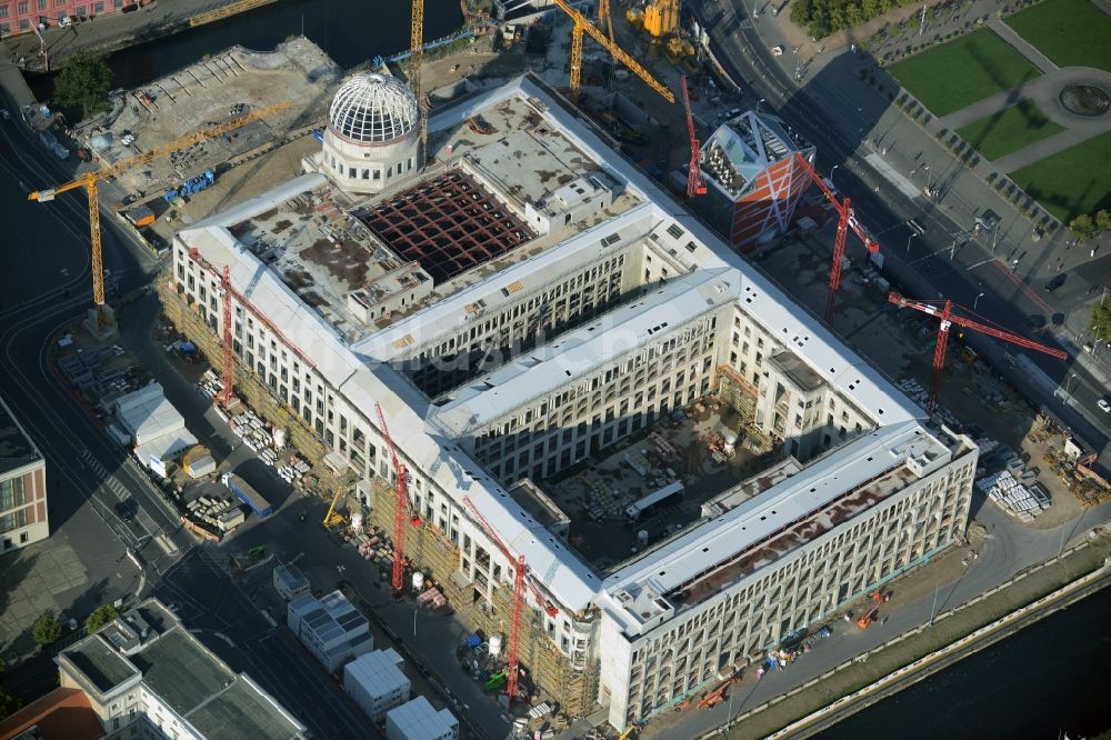 Berlin von oben - Umgestaltung des Schlossplatz durch die Baustelle zum Neubau des Humboldt - Forums in Berlin - Mitte