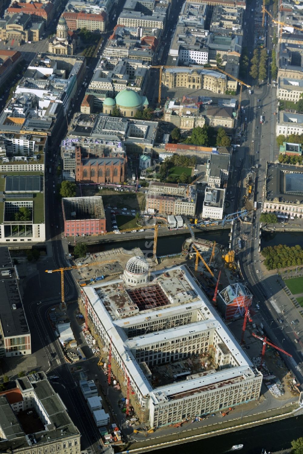 Berlin aus der Vogelperspektive: Umgestaltung des Schlossplatz durch die Baustelle zum Neubau des Humboldt - Forums in Berlin - Mitte