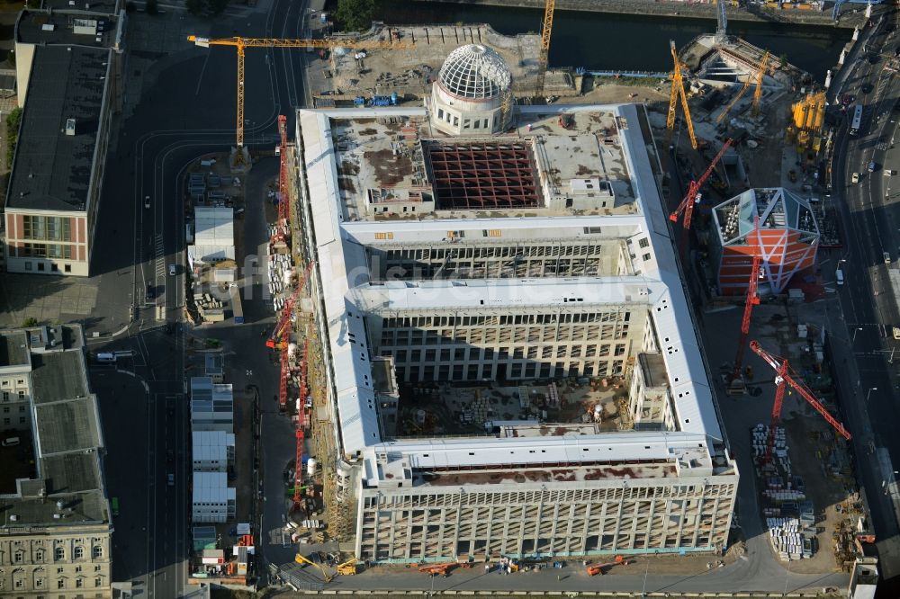 Luftbild Berlin - Umgestaltung des Schlossplatz durch die Baustelle zum Neubau des Humboldt - Forums in Berlin - Mitte