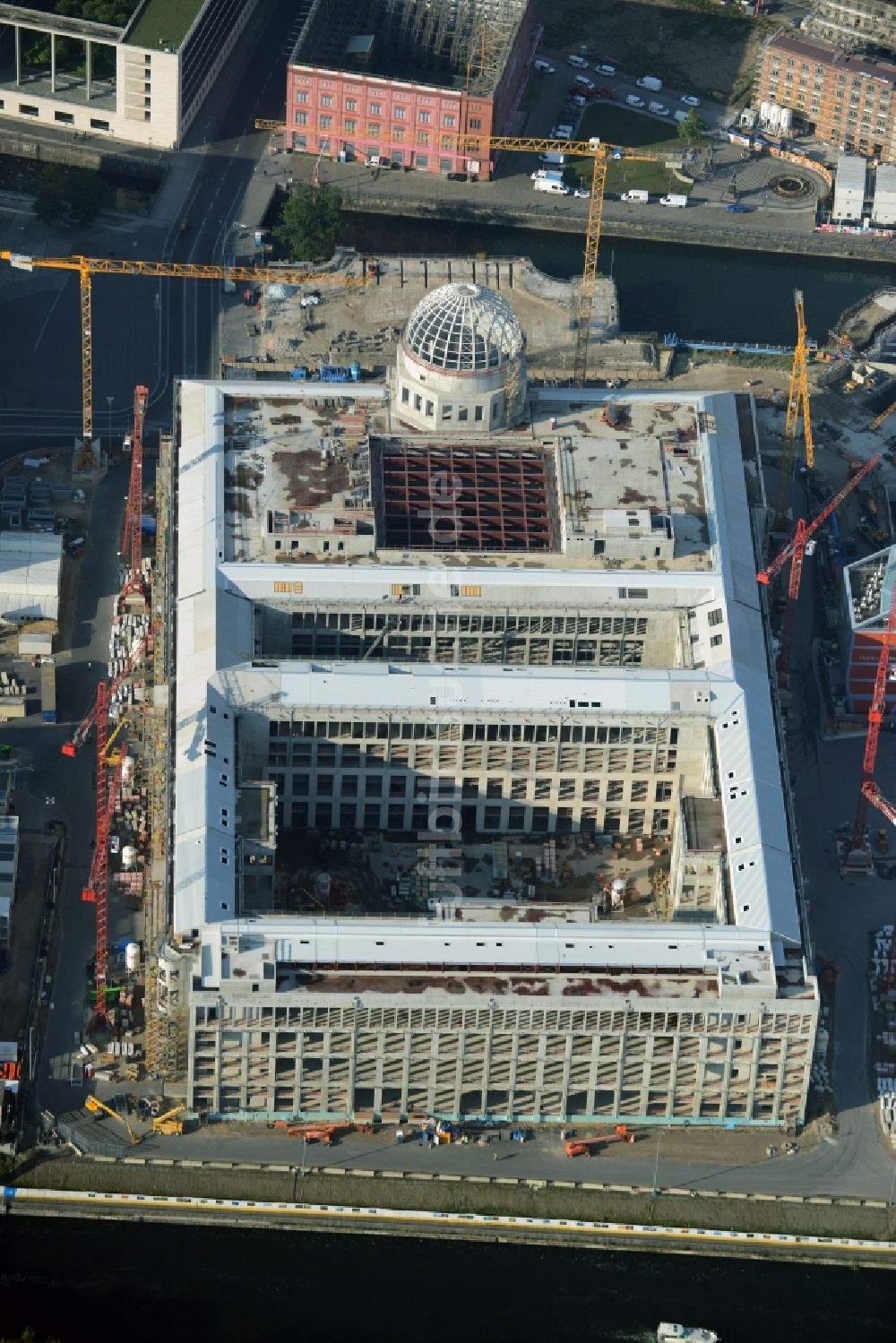 Luftaufnahme Berlin - Umgestaltung des Schlossplatz durch die Baustelle zum Neubau des Humboldt - Forums in Berlin - Mitte