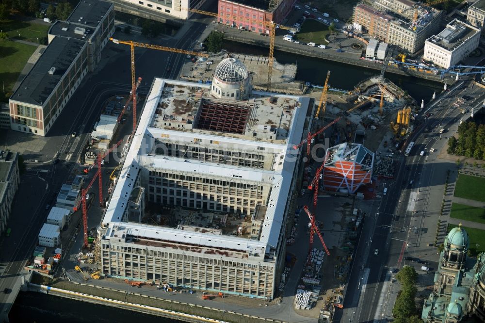 Berlin von oben - Umgestaltung des Schlossplatz durch die Baustelle zum Neubau des Humboldt - Forums in Berlin - Mitte