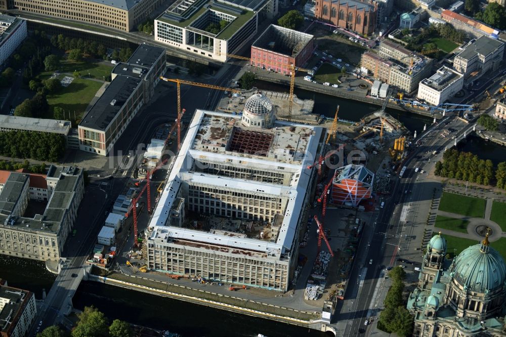 Berlin aus der Vogelperspektive: Umgestaltung des Schlossplatz durch die Baustelle zum Neubau des Humboldt - Forums in Berlin - Mitte