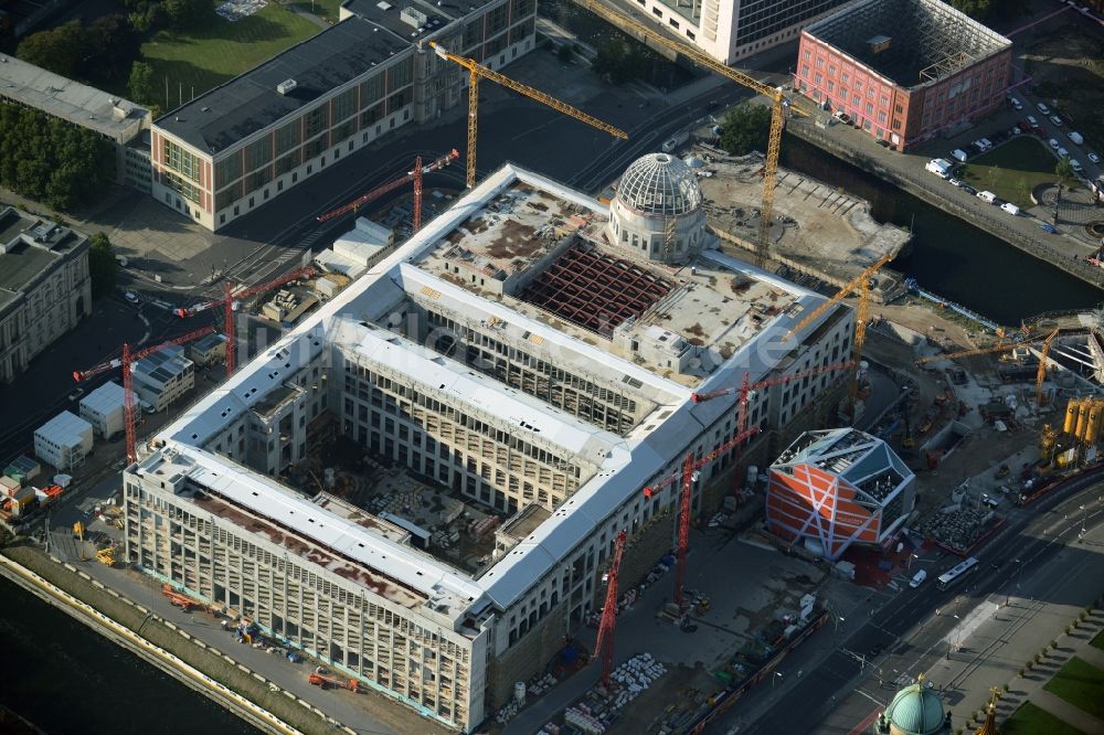 Luftbild Berlin - Umgestaltung des Schlossplatz durch die Baustelle zum Neubau des Humboldt - Forums in Berlin - Mitte