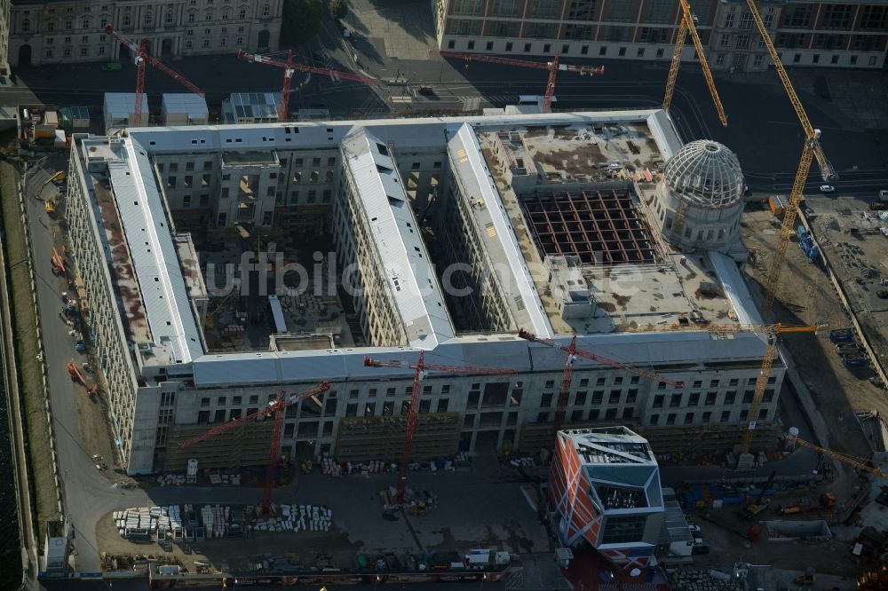 Luftaufnahme Berlin - Umgestaltung des Schlossplatz durch die Baustelle zum Neubau des Humboldt - Forums in Berlin - Mitte