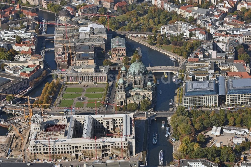 Luftbild Berlin - Umgestaltung des Schlossplatz durch die Baustelle zum Neubau des Humboldt - Forums in Berlin - Mitte