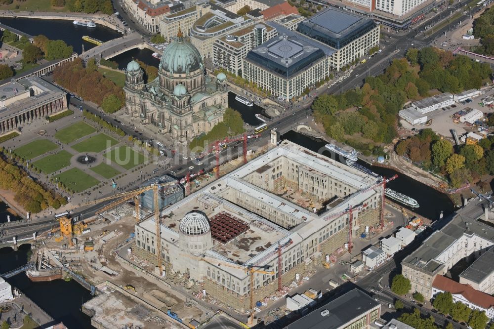 Luftaufnahme Berlin - Umgestaltung des Schlossplatz durch die Baustelle zum Neubau des Humboldt - Forums in Berlin - Mitte