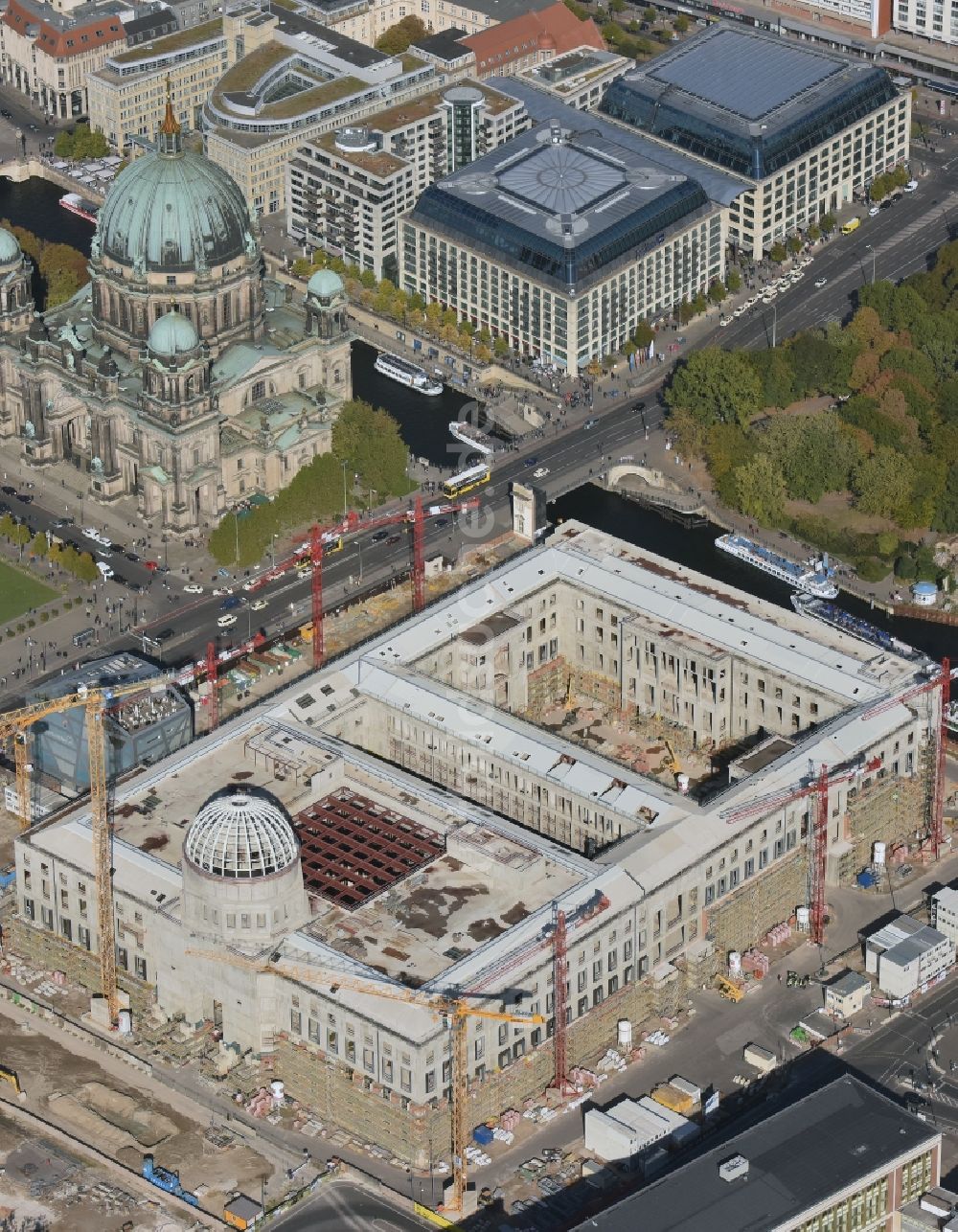 Berlin von oben - Umgestaltung des Schlossplatz durch die Baustelle zum Neubau des Humboldt - Forums in Berlin - Mitte