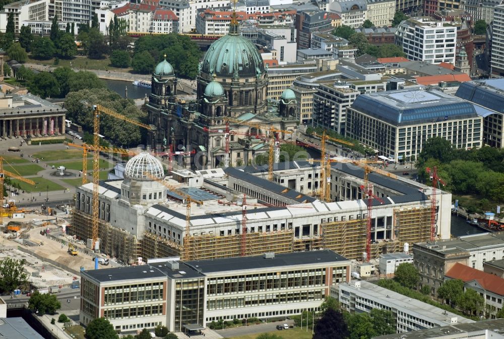 Berlin aus der Vogelperspektive: Umgestaltung des Schlossplatz durch die Baustelle zum Neubau des Humboldt - Forums in Berlin - Mitte