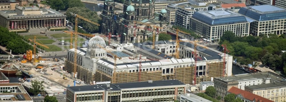 Luftbild Berlin - Umgestaltung des Schlossplatz durch die Baustelle zum Neubau des Humboldt - Forums in Berlin - Mitte