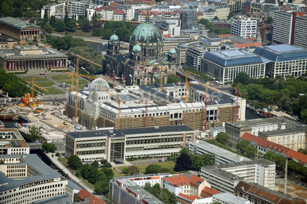 Luftaufnahme Berlin - Umgestaltung des Schlossplatz durch die Baustelle zum Neubau des Humboldt - Forums in Berlin - Mitte