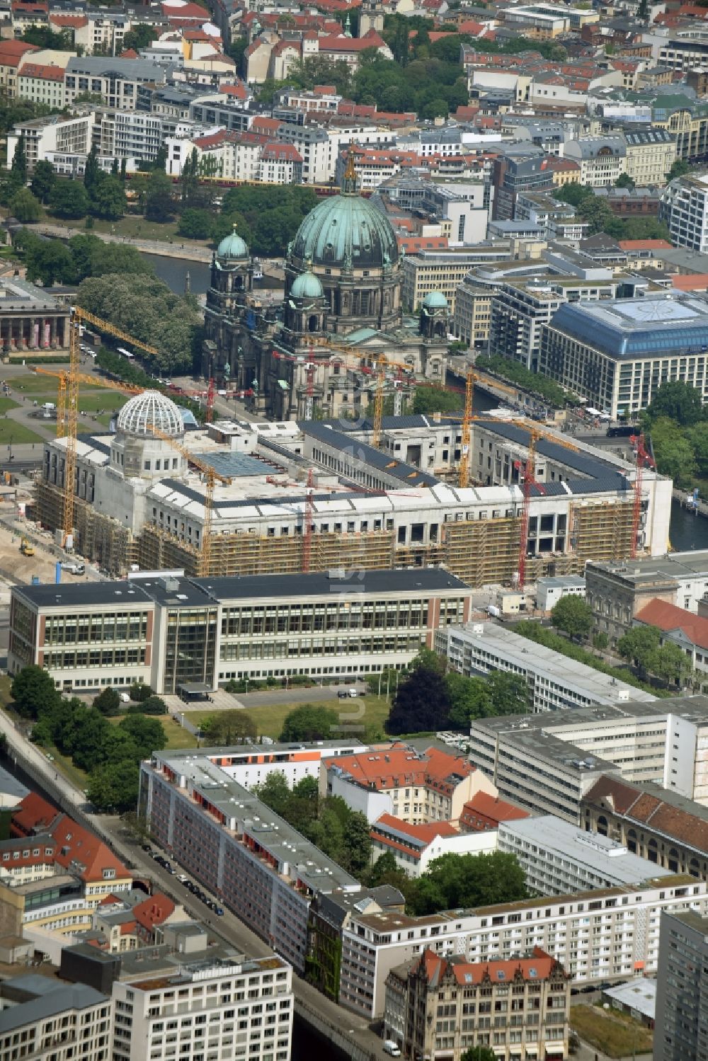 Berlin von oben - Umgestaltung des Schlossplatz durch die Baustelle zum Neubau des Humboldt - Forums in Berlin - Mitte