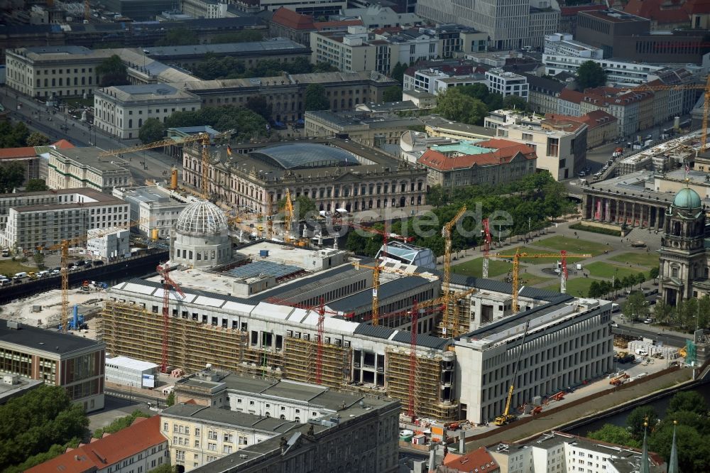 Berlin aus der Vogelperspektive: Umgestaltung des Schlossplatz durch die Baustelle zum Neubau des Humboldt - Forums in Berlin - Mitte