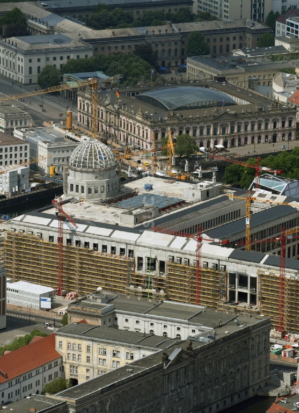 Luftbild Berlin - Umgestaltung des Schlossplatz durch die Baustelle zum Neubau des Humboldt - Forums in Berlin - Mitte