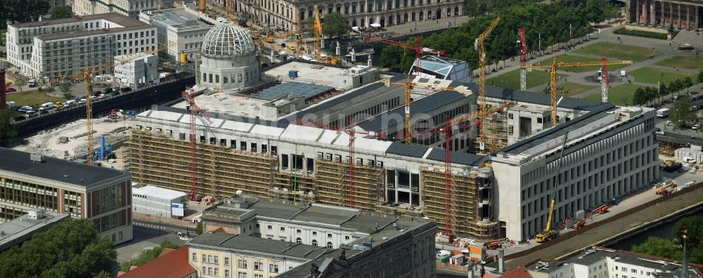 Luftaufnahme Berlin - Umgestaltung des Schlossplatz durch die Baustelle zum Neubau des Humboldt - Forums in Berlin - Mitte