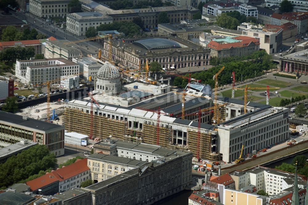 Berlin von oben - Umgestaltung des Schlossplatz durch die Baustelle zum Neubau des Humboldt - Forums in Berlin - Mitte