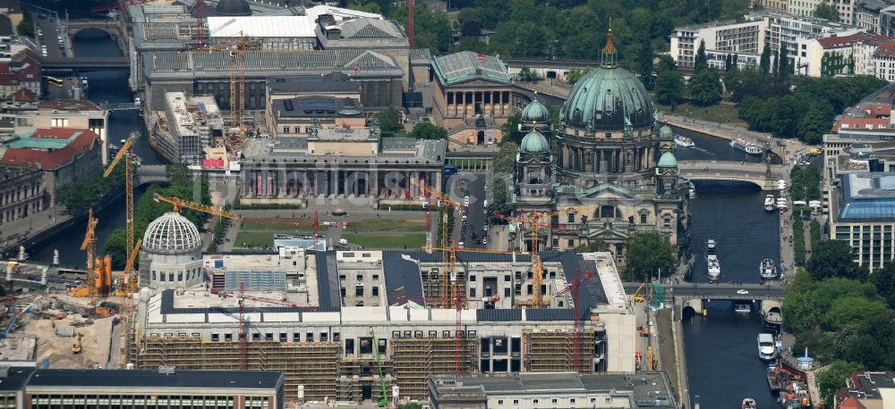 Berlin aus der Vogelperspektive: Umgestaltung des Schlossplatz durch die Baustelle zum Neubau des Humboldt - Forums in Berlin - Mitte