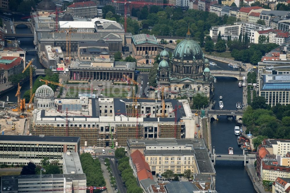 Luftbild Berlin - Umgestaltung des Schlossplatz durch die Baustelle zum Neubau des Humboldt - Forums in Berlin - Mitte