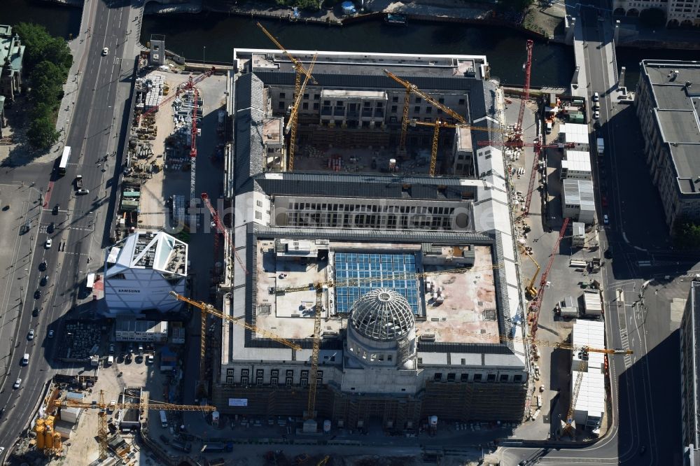 Berlin von oben - Umgestaltung des Schlossplatz durch die Baustelle zum Neubau des Humboldt - Forums in Berlin - Mitte