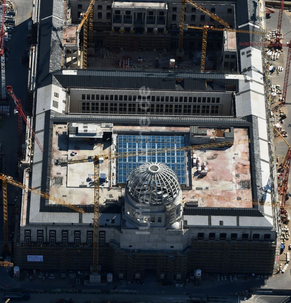 Berlin aus der Vogelperspektive: Umgestaltung des Schlossplatz durch die Baustelle zum Neubau des Humboldt - Forums in Berlin - Mitte