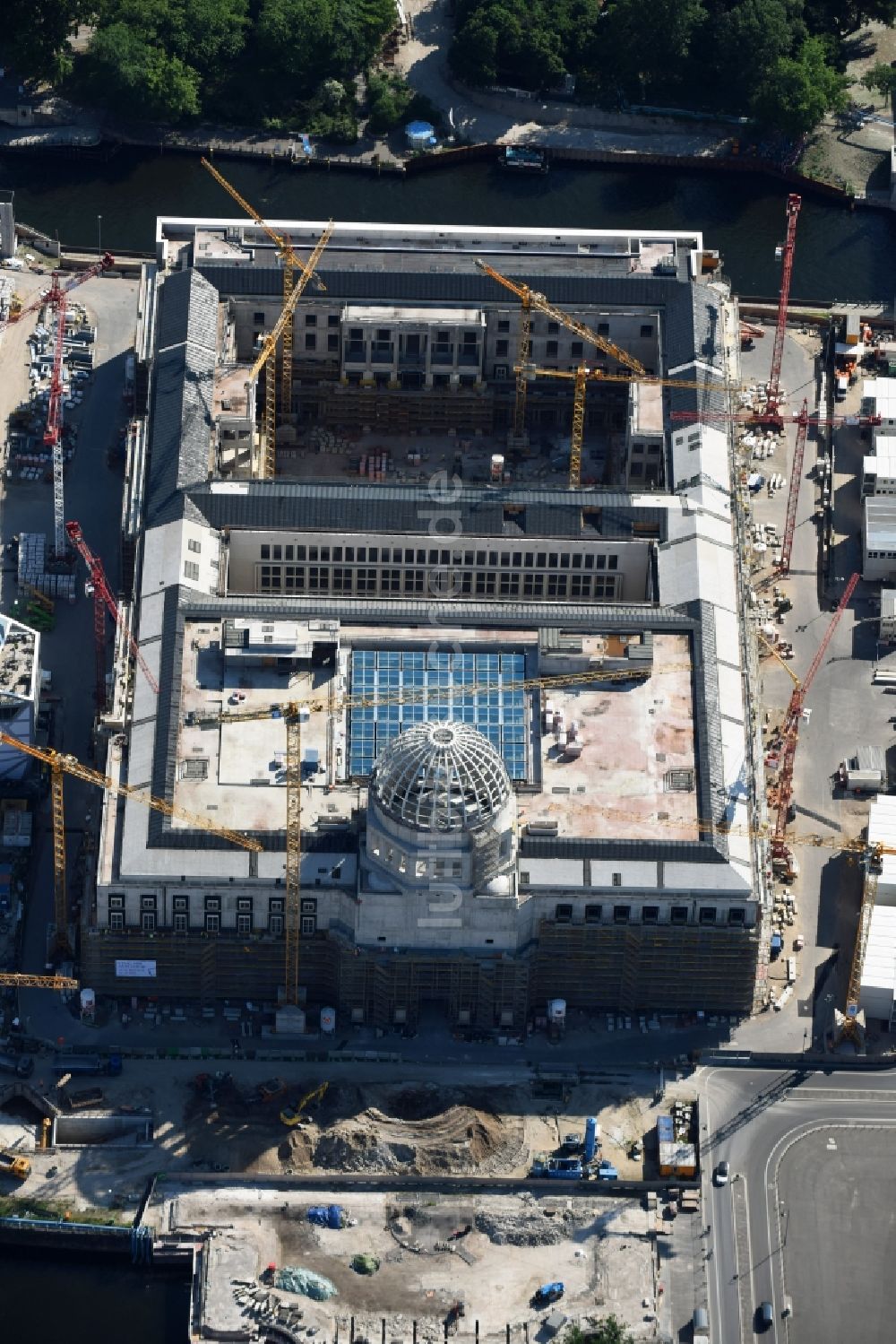 Luftbild Berlin - Umgestaltung des Schlossplatz durch die Baustelle zum Neubau des Humboldt - Forums in Berlin - Mitte