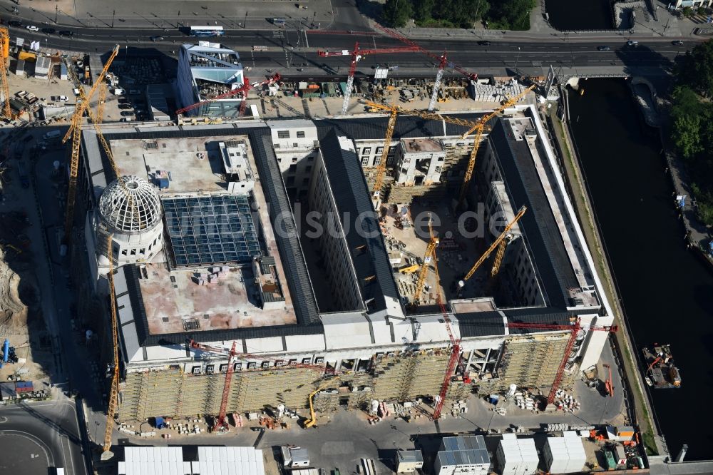 Luftaufnahme Berlin - Umgestaltung des Schlossplatz durch die Baustelle zum Neubau des Humboldt - Forums in Berlin - Mitte