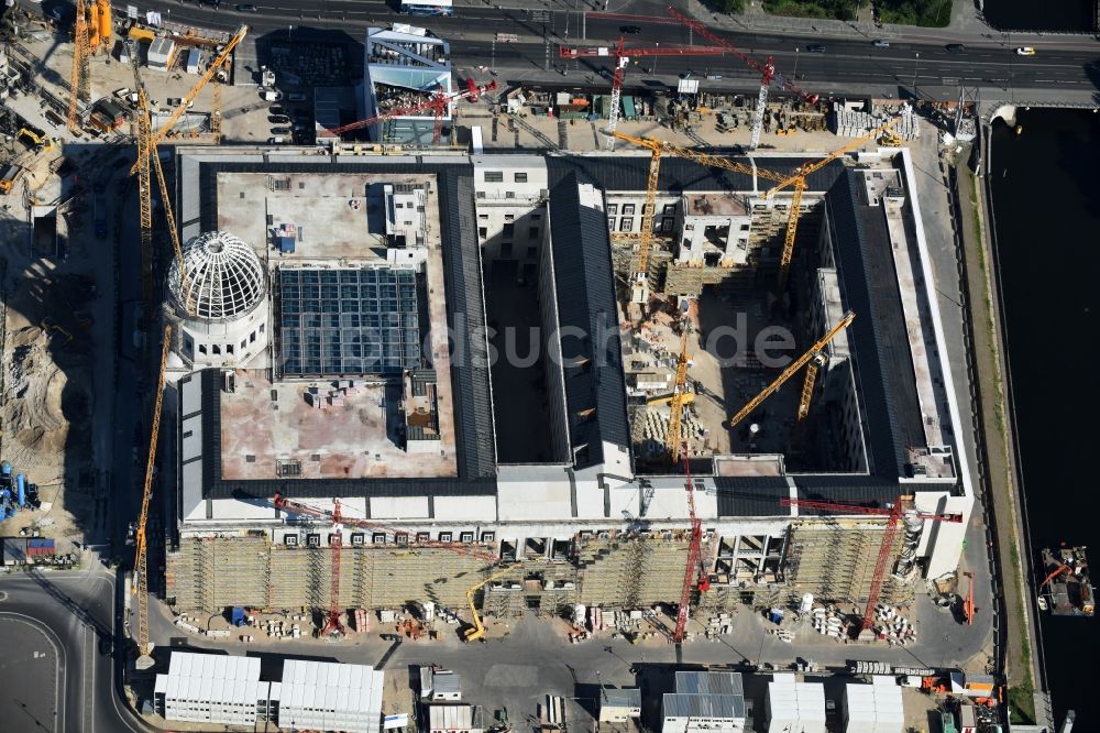 Berlin von oben - Umgestaltung des Schlossplatz durch die Baustelle zum Neubau des Humboldt - Forums in Berlin - Mitte