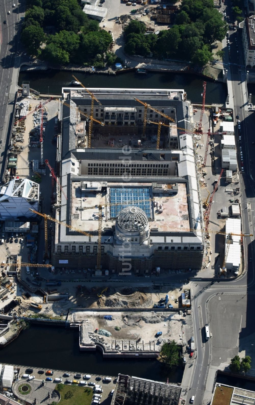 Berlin aus der Vogelperspektive: Umgestaltung des Schlossplatz durch die Baustelle zum Neubau des Humboldt - Forums in Berlin - Mitte