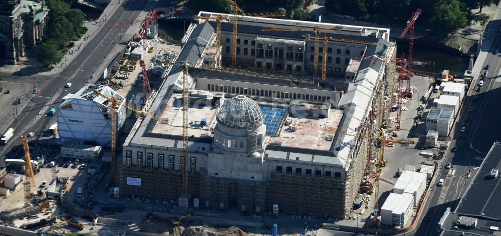 Berlin aus der Vogelperspektive: Umgestaltung des Schlossplatz durch die Baustelle zum Neubau des Humboldt - Forums in Berlin - Mitte