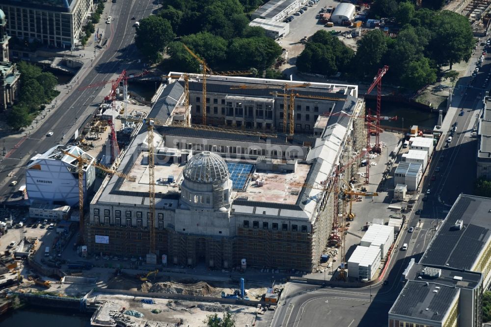 Luftbild Berlin - Umgestaltung des Schlossplatz durch die Baustelle zum Neubau des Humboldt - Forums in Berlin - Mitte