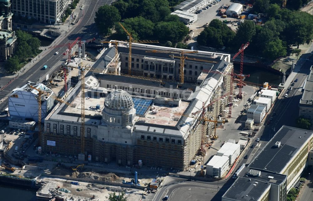 Luftaufnahme Berlin - Umgestaltung des Schlossplatz durch die Baustelle zum Neubau des Humboldt - Forums in Berlin - Mitte