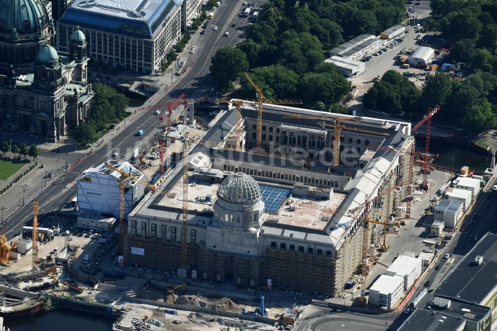 Berlin von oben - Umgestaltung des Schlossplatz durch die Baustelle zum Neubau des Humboldt - Forums in Berlin - Mitte