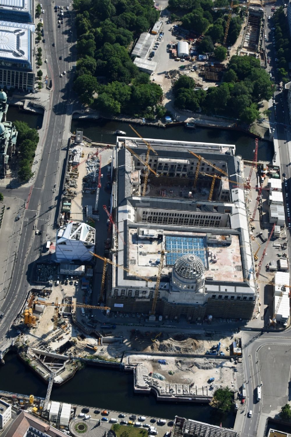 Berlin aus der Vogelperspektive: Umgestaltung des Schlossplatz durch die Baustelle zum Neubau des Humboldt - Forums in Berlin - Mitte