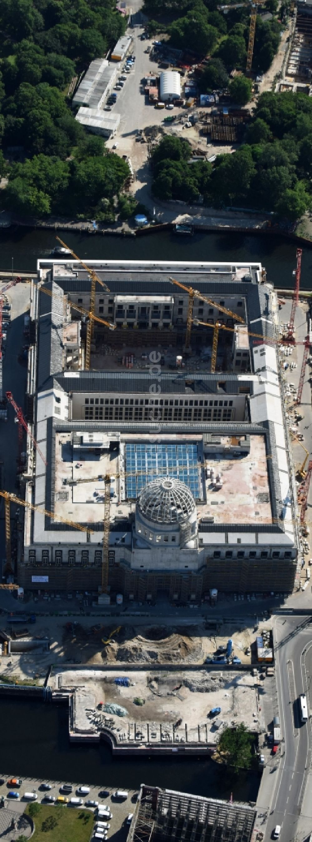 Berlin aus der Vogelperspektive: Umgestaltung des Schlossplatz durch die Baustelle zum Neubau des Humboldt - Forums in Berlin - Mitte