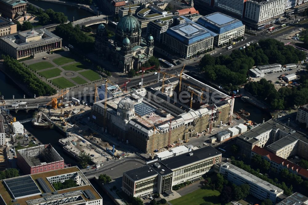 Luftbild Berlin - Umgestaltung des Schlossplatz durch die Baustelle zum Neubau des Humboldt - Forums in Berlin - Mitte