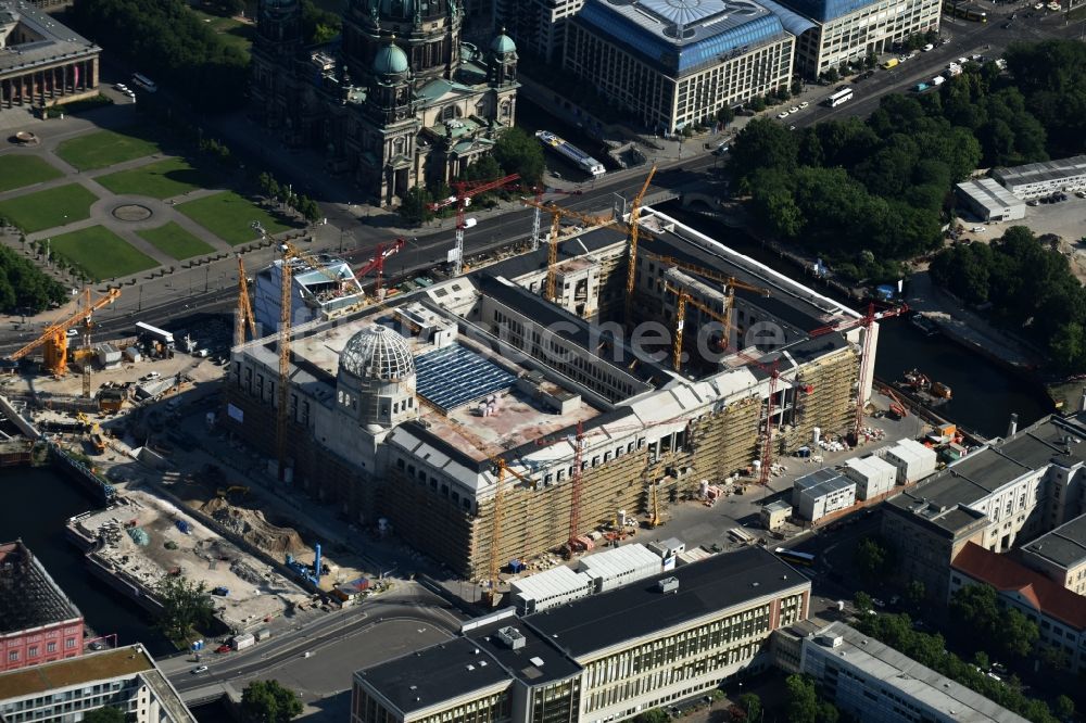 Berlin von oben - Umgestaltung des Schlossplatz durch die Baustelle zum Neubau des Humboldt - Forums in Berlin - Mitte