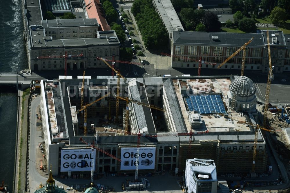 Berlin von oben - Umgestaltung des Schlossplatz durch die Baustelle zum Neubau des Humboldt - Forums in Berlin - Mitte