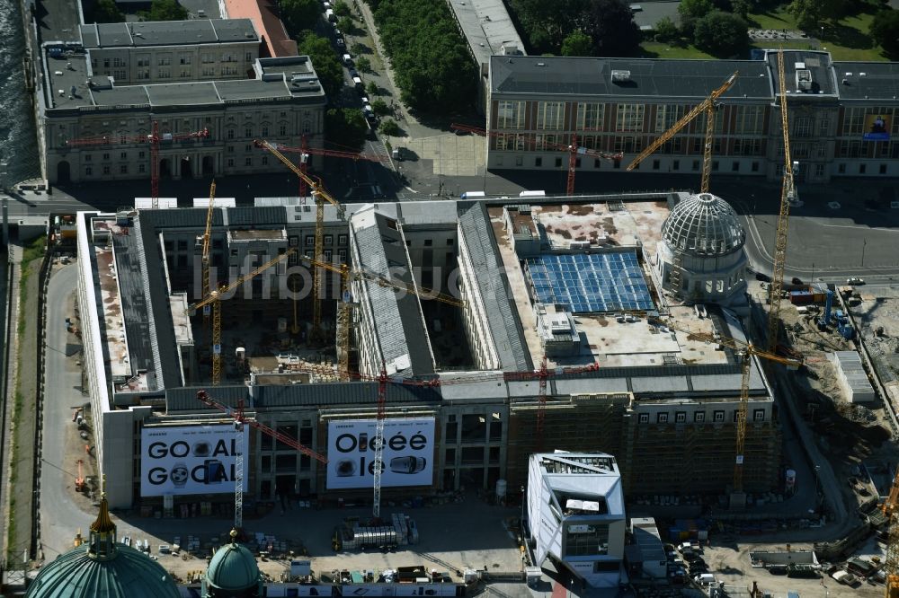 Berlin aus der Vogelperspektive: Umgestaltung des Schlossplatz durch die Baustelle zum Neubau des Humboldt - Forums in Berlin - Mitte