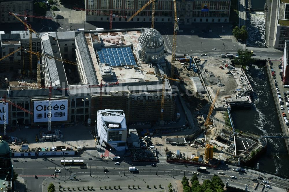 Luftbild Berlin - Umgestaltung des Schlossplatz durch die Baustelle zum Neubau des Humboldt - Forums in Berlin - Mitte