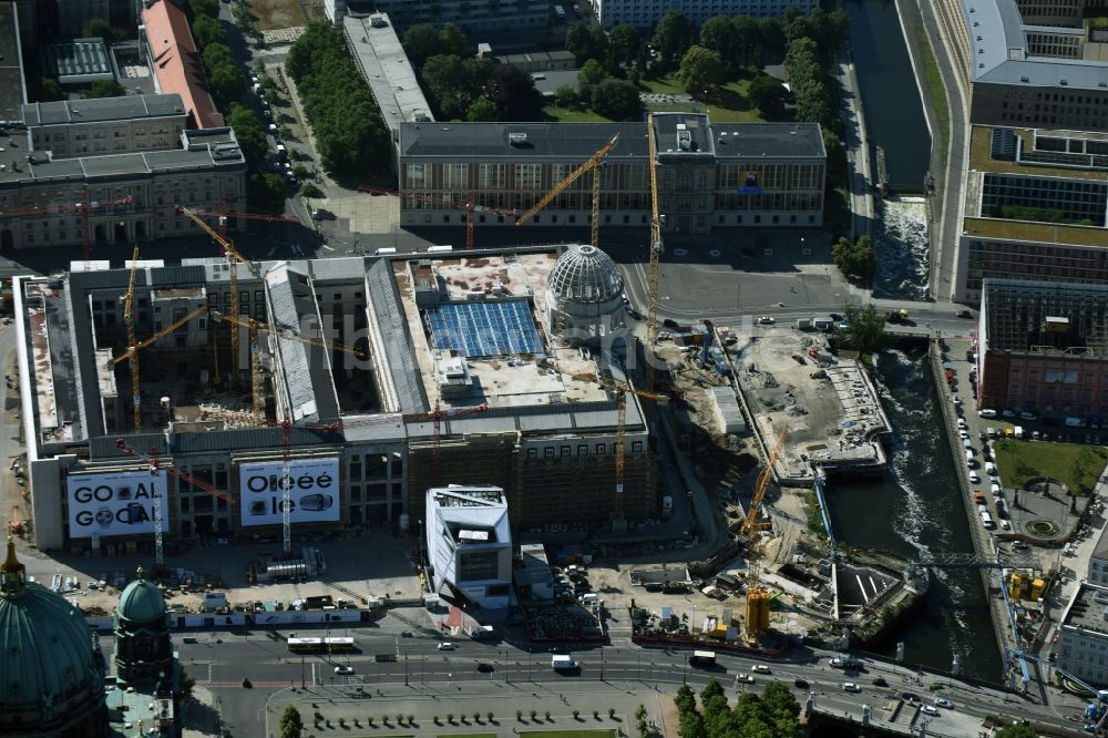 Luftaufnahme Berlin - Umgestaltung des Schlossplatz durch die Baustelle zum Neubau des Humboldt - Forums in Berlin - Mitte