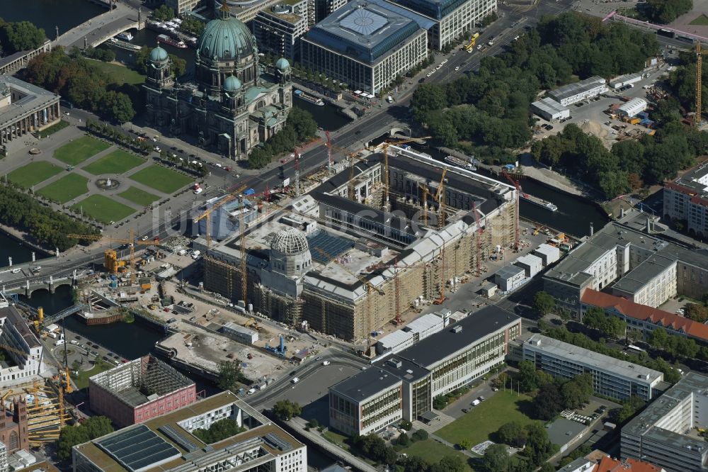 Luftbild Berlin - Umgestaltung des Schlossplatz durch die Baustelle zum Neubau des Humboldt - Forums in Berlin - Mitte