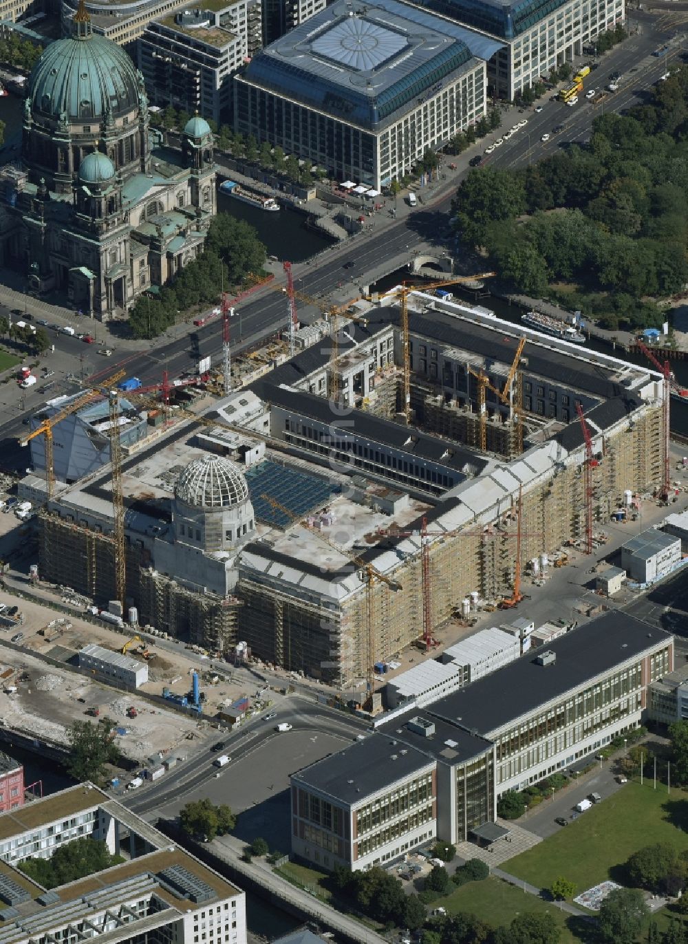 Berlin von oben - Umgestaltung des Schlossplatz durch die Baustelle zum Neubau des Humboldt - Forums in Berlin - Mitte