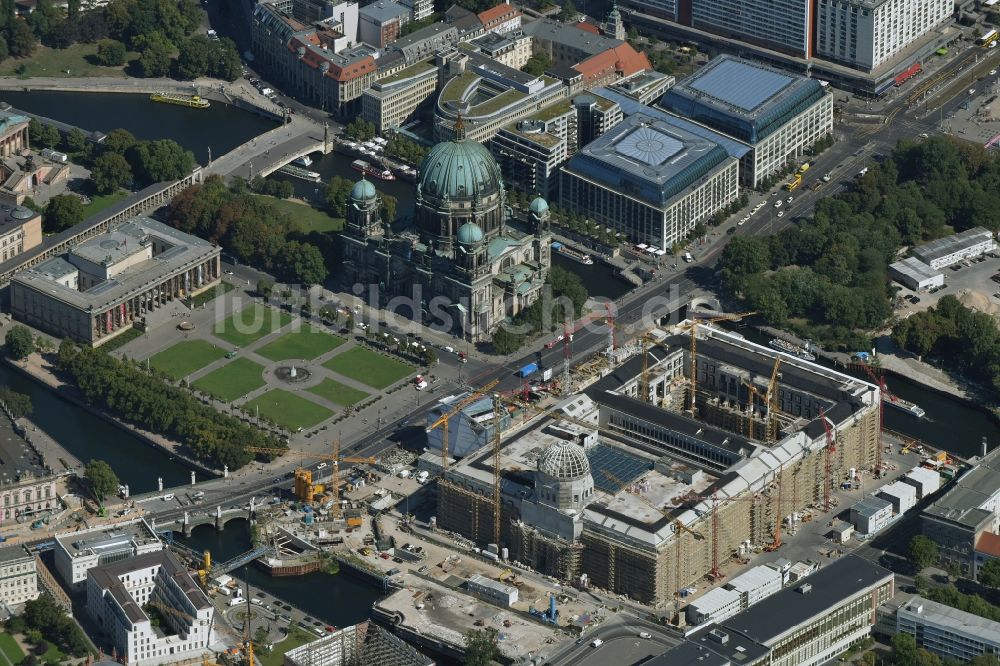 Berlin aus der Vogelperspektive: Umgestaltung des Schlossplatz durch die Baustelle zum Neubau des Humboldt - Forums in Berlin - Mitte