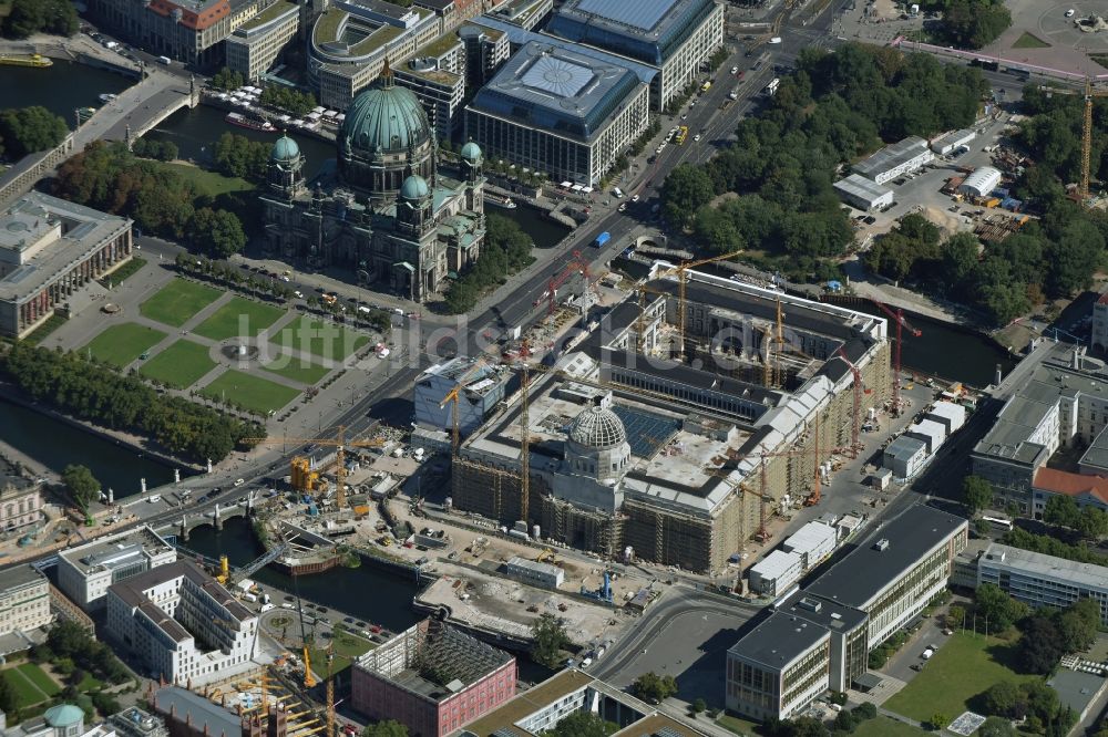 Luftbild Berlin - Umgestaltung des Schlossplatz durch die Baustelle zum Neubau des Humboldt - Forums in Berlin - Mitte