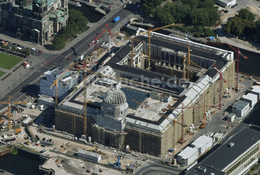 Luftaufnahme Berlin - Umgestaltung des Schlossplatz durch die Baustelle zum Neubau des Humboldt - Forums in Berlin - Mitte