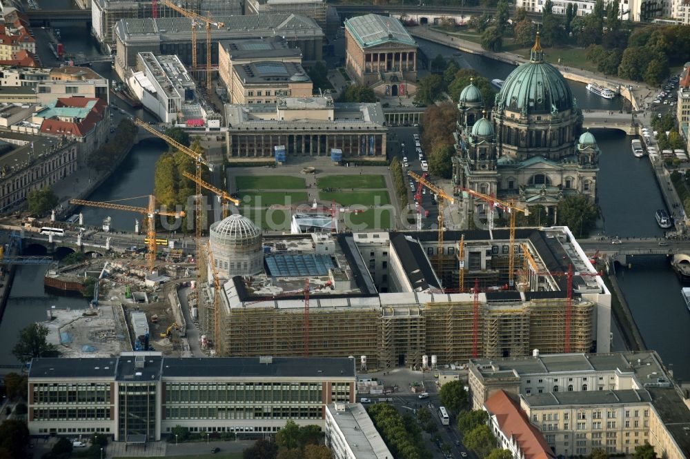 Berlin von oben - Umgestaltung des Schlossplatz durch die Baustelle zum Neubau des Humboldt - Forums in Berlin - Mitte