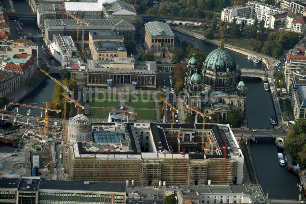 Berlin aus der Vogelperspektive: Umgestaltung des Schlossplatz durch die Baustelle zum Neubau des Humboldt - Forums in Berlin - Mitte