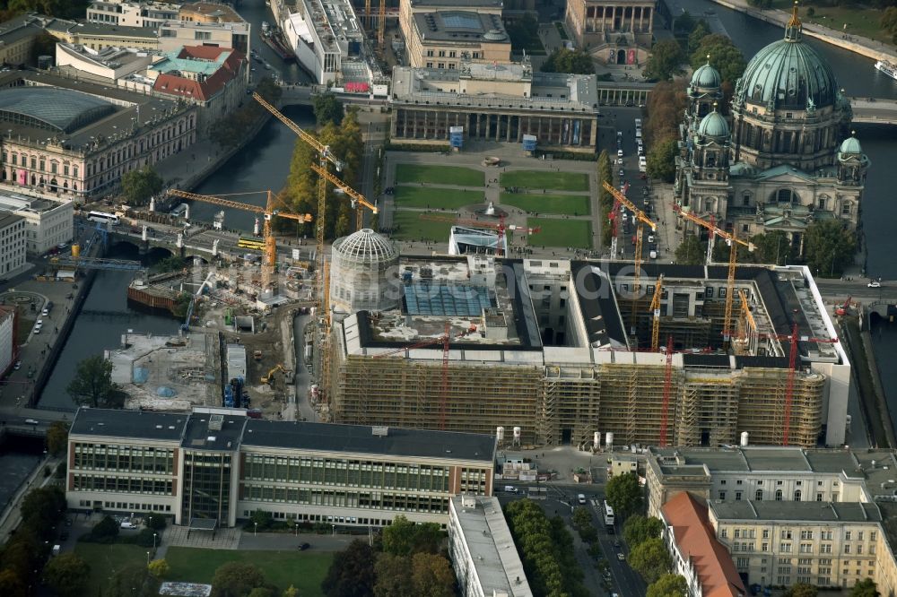 Luftbild Berlin - Umgestaltung des Schlossplatz durch die Baustelle zum Neubau des Humboldt - Forums in Berlin - Mitte